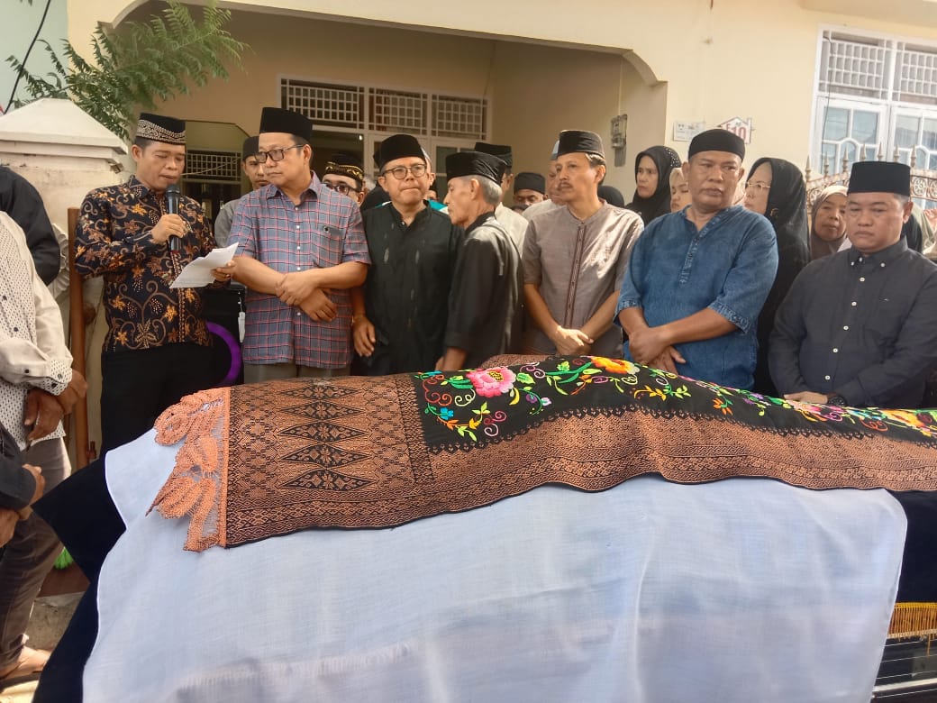  Ratusan pelayat menghadiri penyelenggaraan jenazah Yul Ardi, S.Pd, MM, di Padang, Sabtu (04/04/2026). (Foto: Dokumentasi Dinas Pendidikan Sumbar)